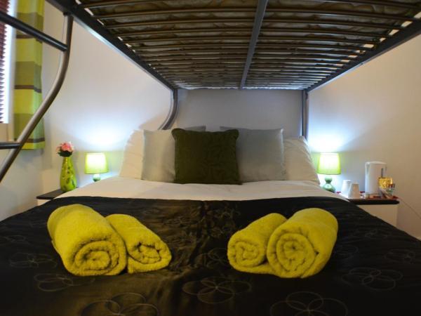 Birchfields Guest House : photo 3 de la chambre chambre triple avec salle de bains privative