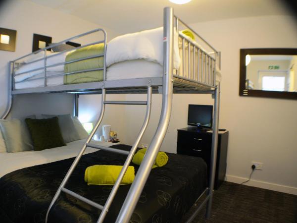 Birchfields Guest House : photo 4 de la chambre chambre triple avec salle de bains privative