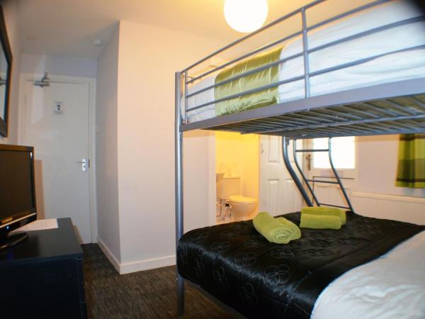 Birchfields Guest House : photo 5 de la chambre chambre triple avec salle de bains privative