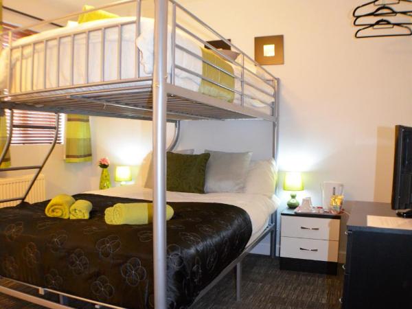 Birchfields Guest House : photo 6 de la chambre chambre triple avec salle de bains privative