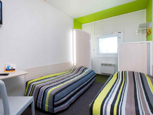 hotelF1 Montauban : photo 2 de la chambre chambre lits jumeaux avec salle de bains commune