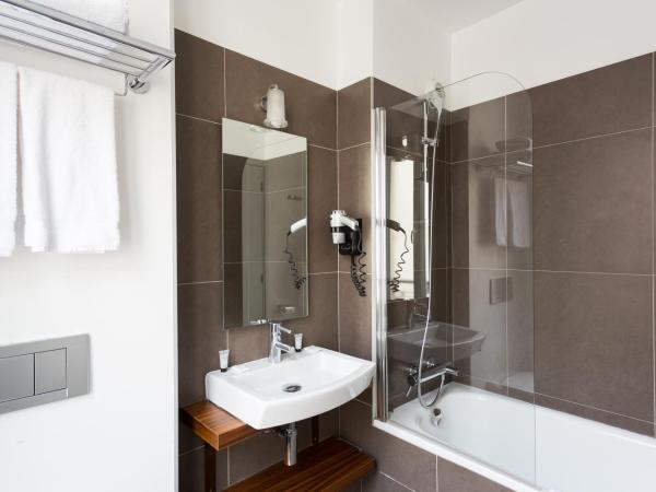 Le 20 Prieuré Hôtel : photo 4 de la chambre chambre triple