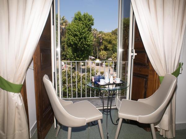 Napoli Milionaria B&B : photo 2 de la chambre chambre lit king-size - vue sur jardin