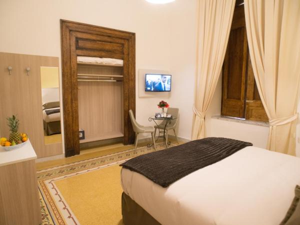 Napoli Milionaria B&B : photo 2 de la chambre chambre lit king-size standard