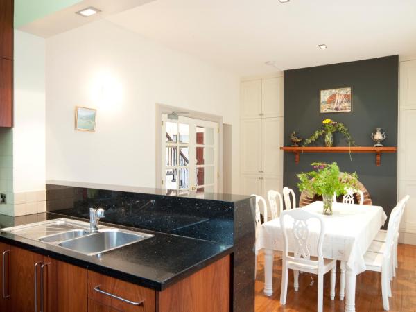 Lowena Cafe and Accommodation : photo 9 de la chambre chambre double avec salle de bains commune