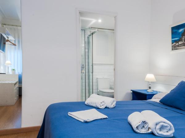 Blue Barcelona : photo 5 de la chambre chambre triple avec salle de bains privative