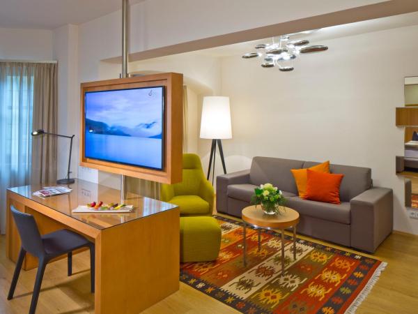 Hotel Maximilian - Stadthaus Penz : photo 2 de la chambre suite junior maximilian avec 2 salles de bains.