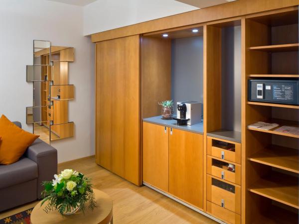 Hotel Maximilian - Stadthaus Penz : photo 3 de la chambre suite junior maximilian avec 2 salles de bains.