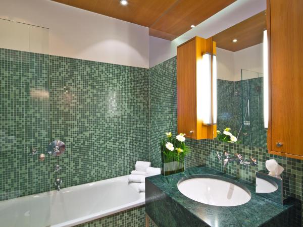 Hotel Maximilian - Stadthaus Penz : photo 4 de la chambre suite junior maximilian avec 2 salles de bains.