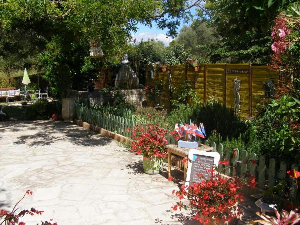 B&B Le Clos des Cigales : photo 10 de la chambre chambre double - vue sur jardin