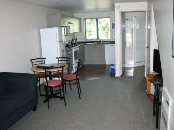 Fairway Motel & Apartments : photo 5 de la chambre appartement 2 chambres supérieur avec 2 salles de bains 
