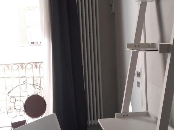 Piazza Castello Suite : photo 6 de la chambre chambre simple avec salle de bains extérieure privative