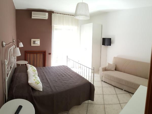 B&B Aminei Metrò : photo 4 de la chambre chambre double avec balcon (3 adultes)