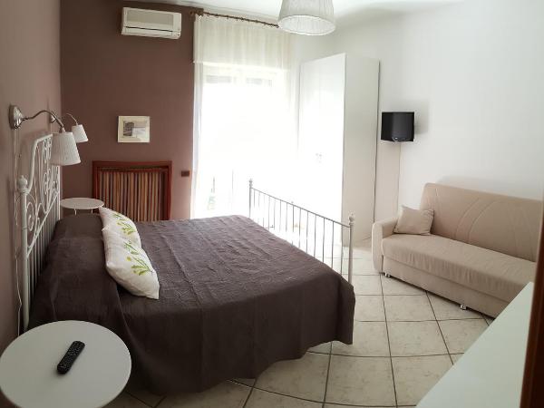 B&B Aminei Metrò : photo 7 de la chambre chambre double avec balcon (3 adultes)