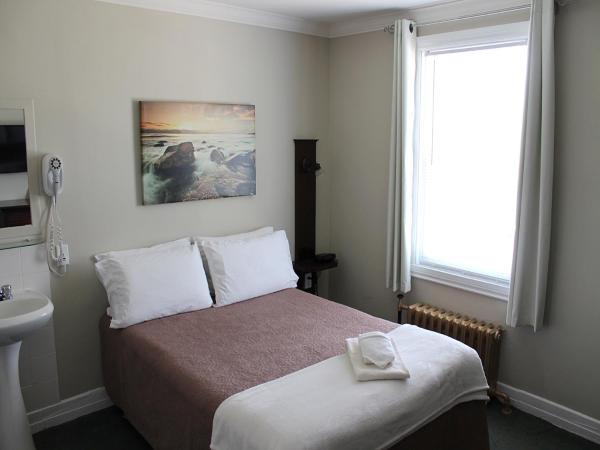 Hotel Auberge Michel Doyon : photo 2 de la chambre studio avec 2 lits doubles et kitchenette