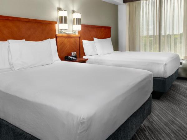 Hyatt Place Charlotte Airport Billy Graham Parkway : photo 1 de la chambre chambre avec 2 lits doubles et canapé-lit