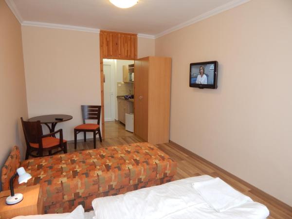 Ágnes Vendégház : photo 1 de la chambre chambre triple avec salle de bains privative