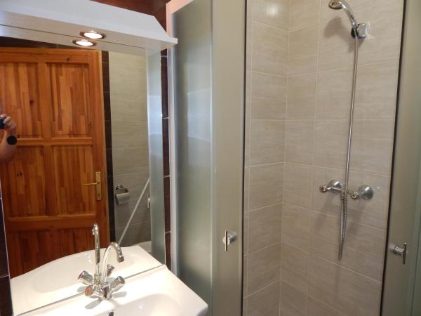 Ágnes Vendégház : photo 3 de la chambre chambre triple avec salle de bains privative