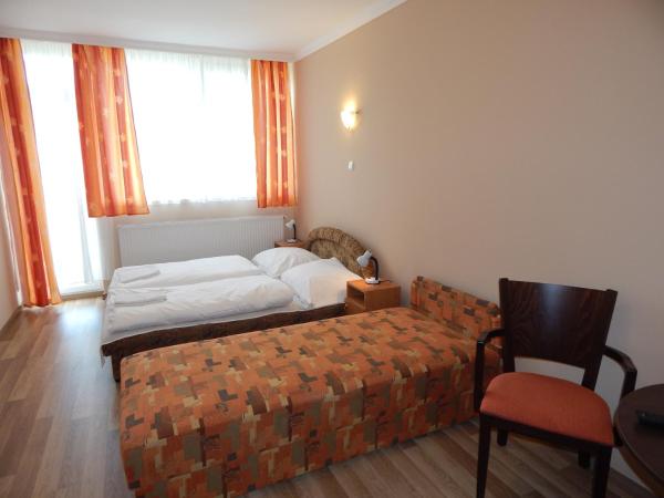 Ágnes Vendégház : photo 7 de la chambre chambre triple avec salle de bains privative