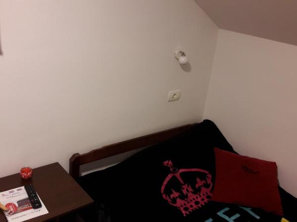 Hostel IN Club : photo 2 de la chambre chambre double avec salle de bains commune