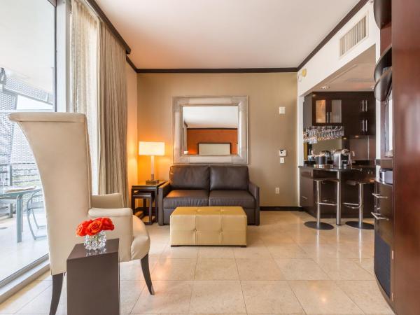 SBV Luxury Ocean Hotel Suites : photo 5 de la chambre collins avenue suite with balcony and hot tub