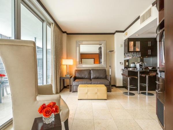 SBV Luxury Ocean Hotel Suites : photo 6 de la chambre suite avec balcon - vue sur piscine