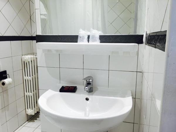 Hôtel Le Capitole : photo 2 de la chambre chambre double supérieure avec baignoire