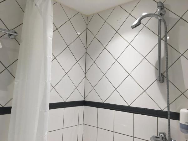Hôtel Le Capitole : photo 6 de la chambre chambre double supérieure avec douche