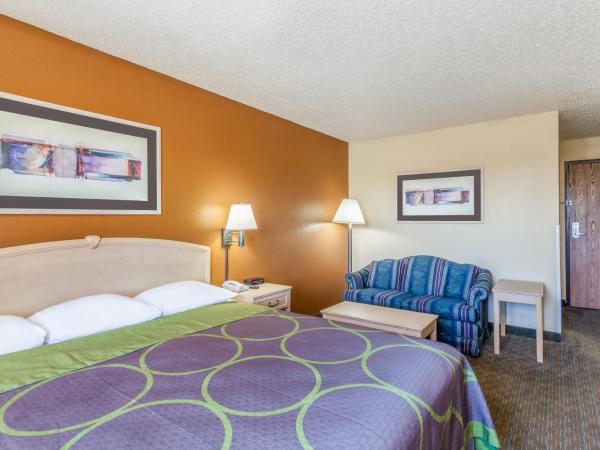 Super 8 by Wyndham Charlotte/Amusement Park Area : photo 1 de la chambre chambre lit king-size - fumeurs