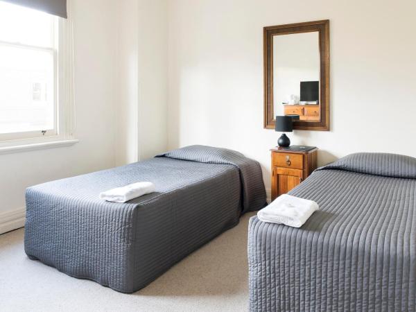 Mercantile Hotel : photo 3 de la chambre chambre double avec salle de bains commune