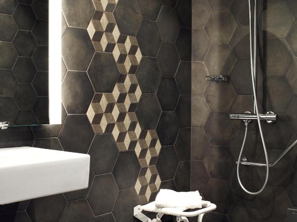 Hôtel Vendome Saint-Germain : photo 3 de la chambre chambre lit king-size avec douche accessible en fauteuil roulant - adaptée aux personnes à mobilité réduite