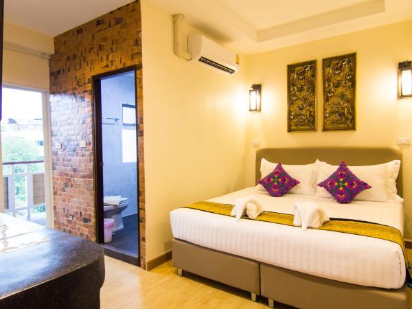 Suan Dok Gate Guesthouse : photo 4 de la chambre chambre lit king-size supérieure
