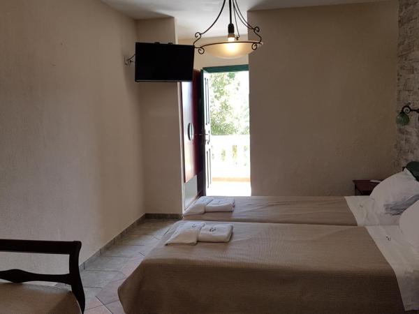 Hotel Naxos Beach : photo 6 de la chambre chambre double avec canapé-lit
