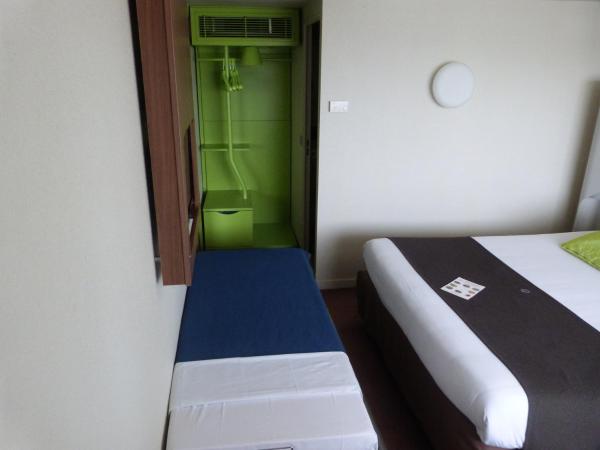 Campanile Chartres : photo 3 de la chambre chambre triple new generation (1 lit double + 1 lit simple)