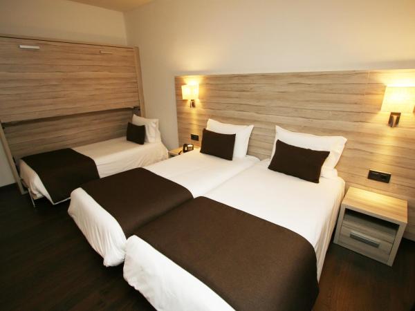 Hotel Pyrénées : photo 6 de la chambre chambre triple