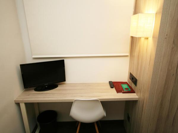 Hotel Pyrénées : photo 1 de la chambre petite chambre simple (intérieure)