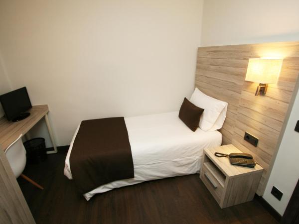 Hotel Pyrénées : photo 2 de la chambre petite chambre simple (intérieure)