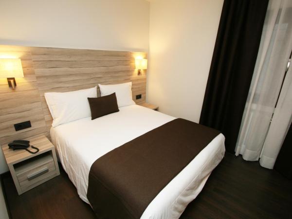 Hotel Pyrénées : photo 10 de la chambre chambre double ou lits jumeaux (intérieur)