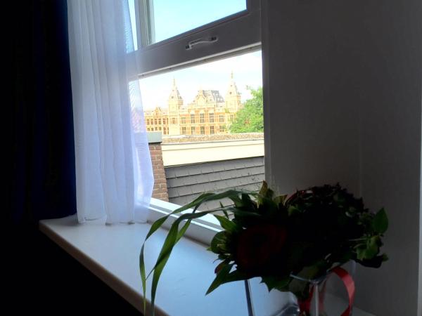 The Old Nickel Hotel : photo 4 de la chambre chambre triple avec salle de bains privative