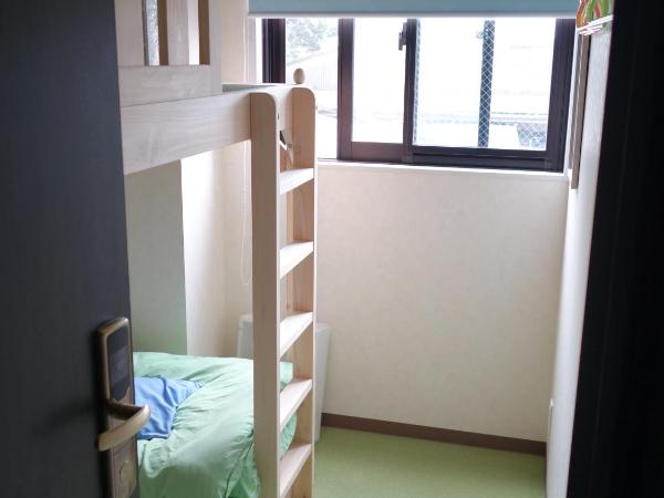 Guesthouse WIND VILLA Kyoto : photo 4 de la chambre chambre avec lits superposés et salle de bains commune