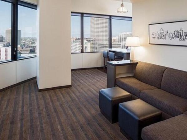 Hyatt House New Orleans Downtown : photo 4 de la chambre one-bedroom king suite with view and roll-in shower - disability access