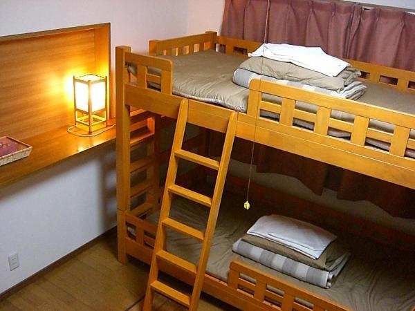 Kyoto Hana Hostel : photo 9 de la chambre chambre avec 4 lits superposés et salle de bains commune