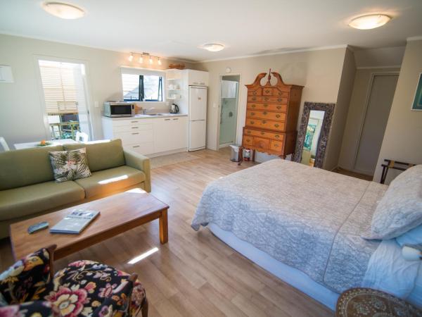 Terry and Cindy's Bed and Breakfast : photo 4 de la chambre chambre lit queen-size - vue sur jardin