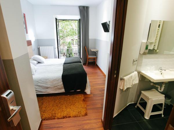 Hostal San Ignacio Centro : photo 9 de la chambre chambre double ou lits jumeaux - vue sur cathédrale