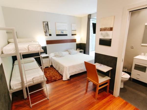 Hostal San Sebastian Centro : photo 3 de la chambre chambre triple