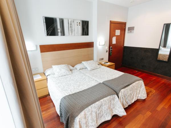 Hostal San Sebastian Centro : photo 7 de la chambre chambre lits jumeaux