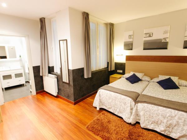 Hostal San Sebastian Centro : photo 2 de la chambre chambre quadruple