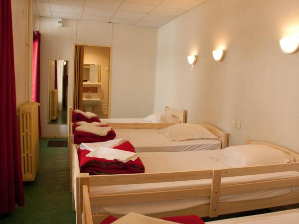 Hébergement Artense : photo 1 de la chambre chambre quadruple avec salle de bains privative