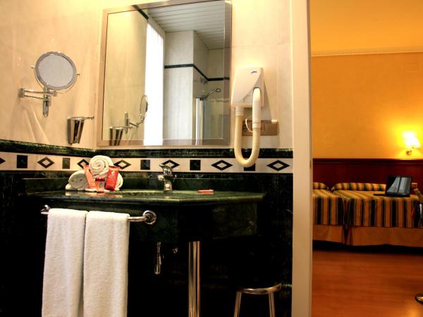 Hotel Cervantes : photo 1 de la chambre chambre double ou lits jumeaux