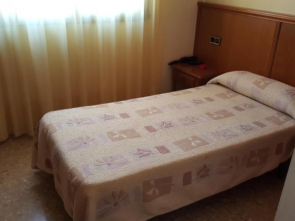 Hotel Reina Isabel : photo 2 de la chambre chambre simple standard